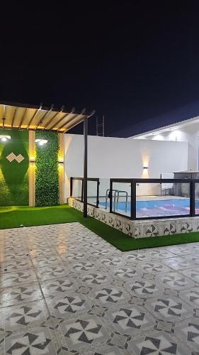 Habitación con cama en un edificio por la noche en شاليهات الشموخ محايل عسير en Muhayil