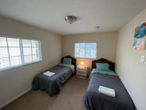 1 Schlafzimmer mit 2 Betten und einem Fenster in der Unterkunft Wynwood house Miami in Miami