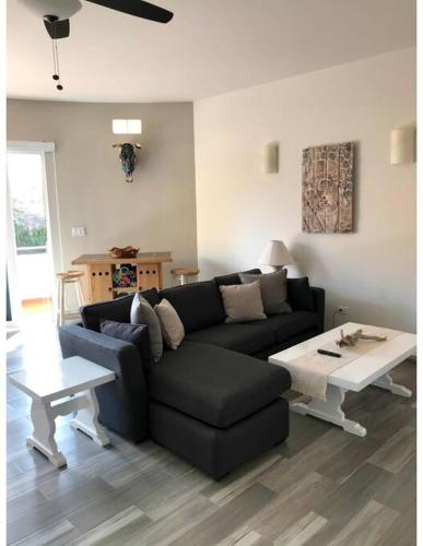 Χώρος καθιστικού στο 12B - New 2BR, 2BA, Middle Floor Condo, Pool