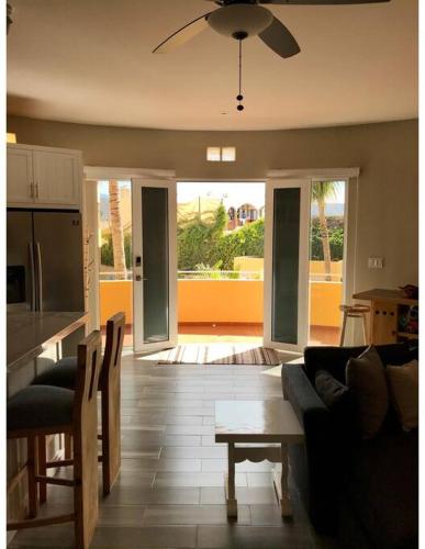 Χώρος καθιστικού στο 12B - New 2BR, 2BA, Middle Floor Condo, Pool