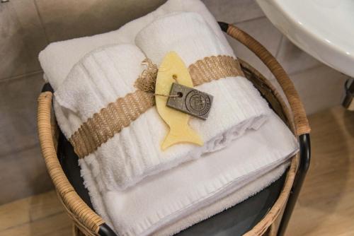 a basket of towels with a camera and a star at Porto Trani Maison D' Hòtes in Trani