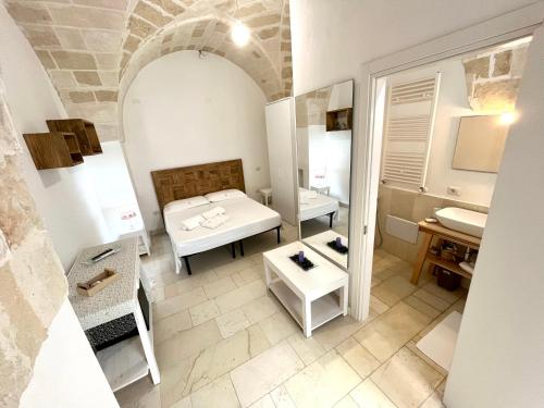 een grote kamer met een badkamer met een wastafel bij Salto Nel Blu in Leverano