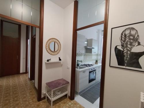 アンコーナにあるLa Casa di Giuliaの女性の写真を収録したバスルーム