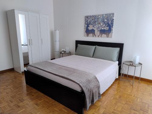 アンコーナにあるLa Casa di Giuliaのベッドルーム1室(ベッド1台付)が備わります。壁には絵画が飾られています。