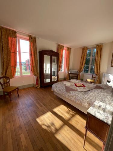 1 dormitorio con 1 cama y algunas ventanas en Domaine de Mont, en Mont-et-Marré