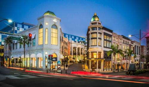 a city street with buildings and a red traffic light at 2 Bd Beverly Hills Guest House in Los Angeles