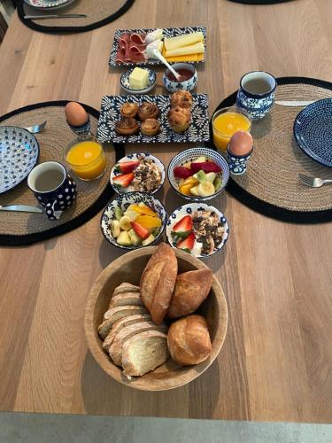 una mesa con una bandeja de alimentos y bebidas para el desayuno en Hotel Finca La Mixtura, Restaurant Mélange, en Ontinyent