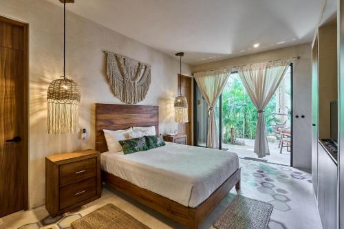 Cama ou camas em um quarto em Spectacular & Tropical Apartment in Tulum with a 500 Sq Ft Terrace, Hammock, Private Plunge Pool and Fancy Amenities