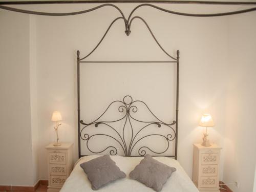 een wit bed met twee kussens erop bij Maison Jaune in Cotignac