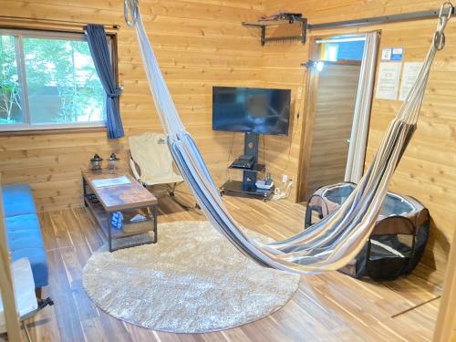 那須町にあるペットと泊まれるロフト付建物｜CHILL SWING チビのリビングルーム(ハンモック、テレビ付)