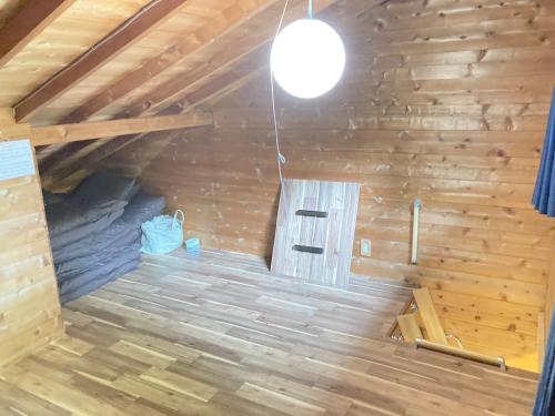 那须町ペットと泊まれるロフト付建物｜CHILL SWING チビ的小木屋内房间内部的景色