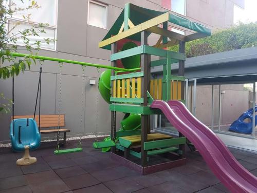 un parque infantil con tobogán y tobogán en Luxury Apartment in Carso, Polanco, en Ciudad de México