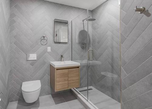y baño con ducha, aseo y lavamanos. en Newly renovated massive three bedroom!, en Nueva York