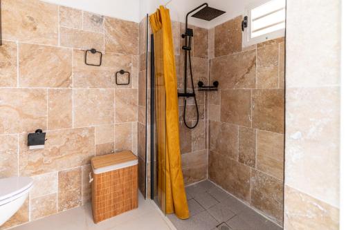 a bathroom with a shower and a toilet at L'Escapade - séjour romantique à Marie-Galante, calme, plage à deux minutes à pied in Grand-Bourg