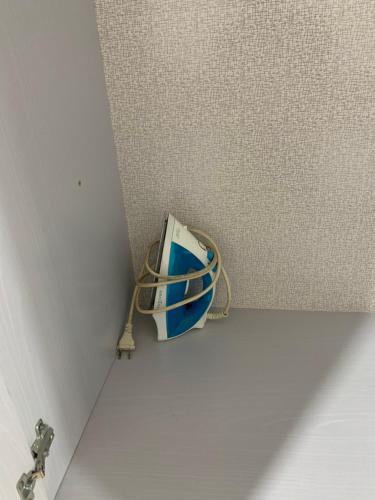 a toaster sitting in the corner of a room at Suíte com ar-condicionado (Família Hassan) in Corumbá