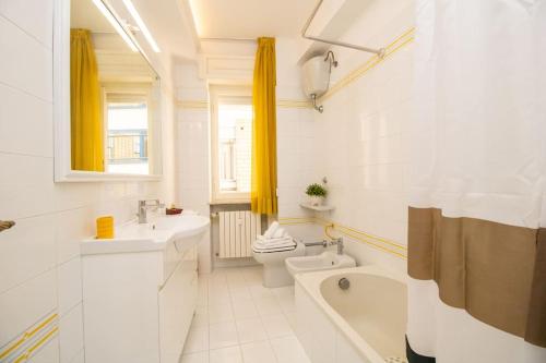 uma casa de banho com um WC, um lavatório e uma banheira em [Sea View] Appartamento Panoramico Wifi A/C em Porto San Giorgio