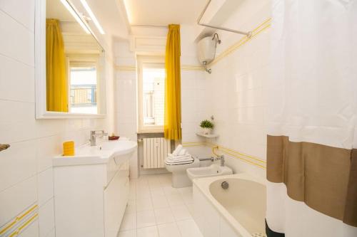 a bathroom with a toilet and a sink and a tub at [Sea View] Appartamento Panoramico Wifi A/C in Porto San Giorgio