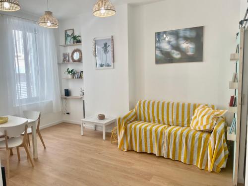 un salon avec un canapé et une table dans l'établissement Confort & Calme - Proche de la mer, métro, centre ville et stade, à Marseille