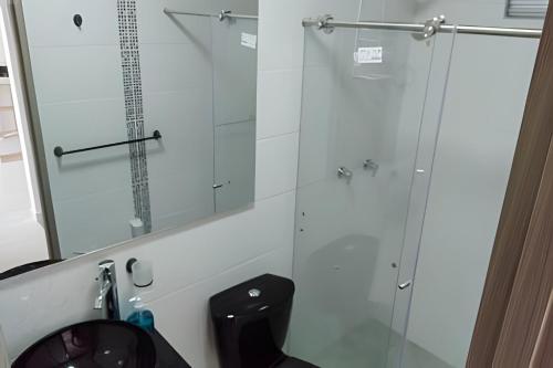 a bathroom with a glass shower with a toilet at Apto completo Pto Azul Club House Ven a Descansar in Ricaurte