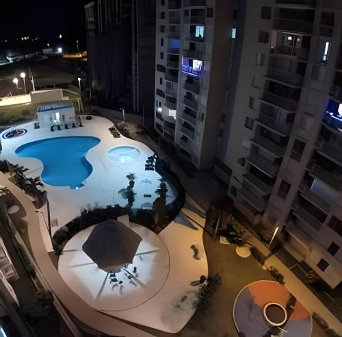an overhead view of a swimming pool at night at Apto completo Pto Azul Club House Ven a Descansar in Ricaurte