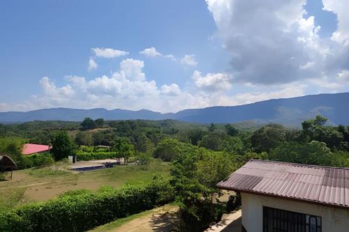 a view of the mountains from a house at Hermosa finca plan ecológico Brisas de 4 Esquinas in Carmen de Apicalá