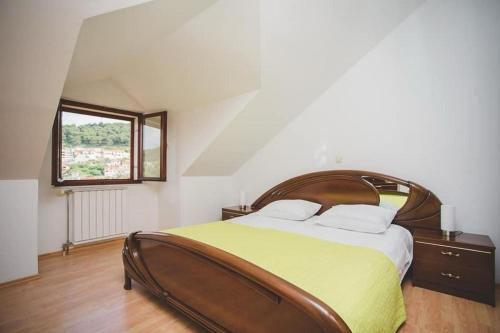 Posteľ alebo postele v izbe v ubytovaní Apartments and rooms with a swimming pool Pucisca, Brac - 5637