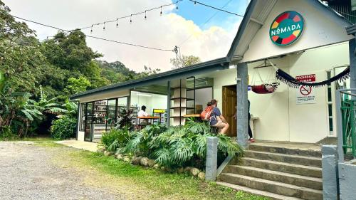 una mujer está parada fuera de un edificio en Cozy and Private Monteverde, en Monteverde