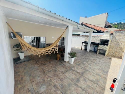 a hammock on the back of a house at Morada do Mar Arraial do Cabo in Arraial do Cabo