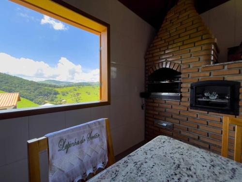 Pemandangan gunung umum atau pemandangan gunung yang diambil dari rumah percutian