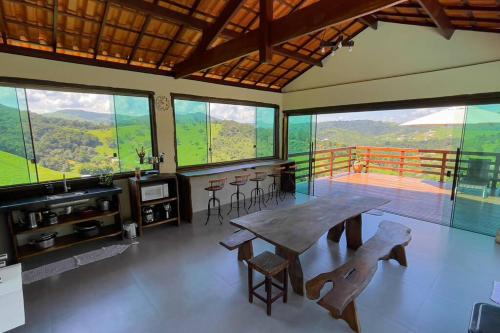 Pemandangan gunung umum atau pemandangan gunung yang diambil dari rumah percutian