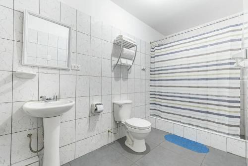 Koupelna v ubytování Kurmi Hostel Lima Airport
