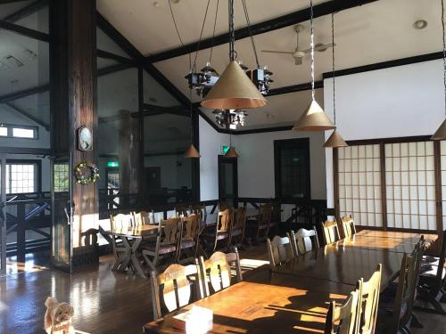 comedor con mesas y sillas de madera en Koguriyama Sanso - Vacation STAY 43380v en Minami Uonuma