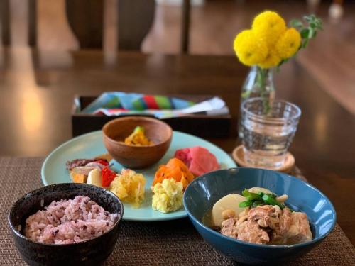 einen Tisch mit Schüsseln Essen auf einem Tisch in der Unterkunft Koguriyama Sanso - Vacation STAY 80763v in Minami Uonuma