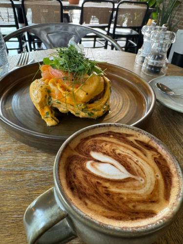 una taza de café junto a un plato de comida en LUXX Apartment & Suites, London Heathrow Airport, Terminal 4, Piccadilly underground Train station nearby!, en New Bedfont