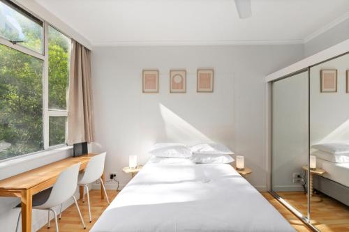 Ένα ή περισσότερα κρεβάτια σε δωμάτιο στο Perfectly Located Studio by Rushcutters Bay Park