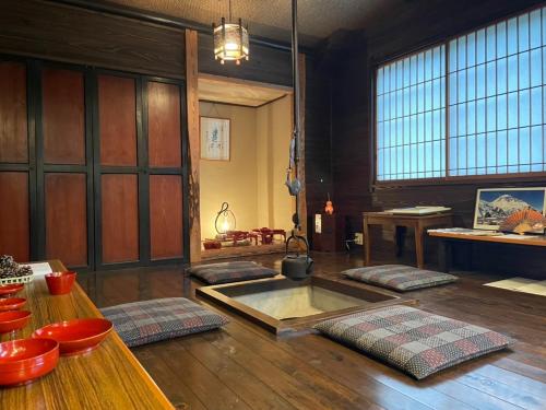 una sala de estar con mesa y una habitación con en Koguriyama Sanso - Vacation STAY 14530v en Minami Uonuma