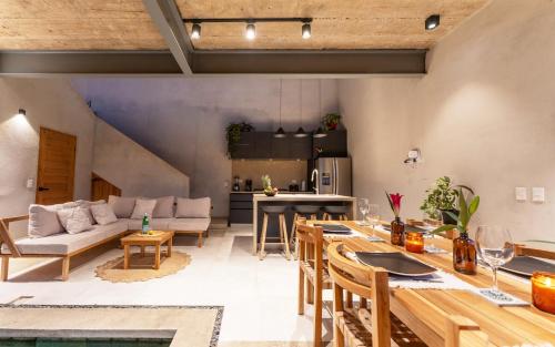 una cucina e un soggiorno con tavolo e sedie di Alma Tropical - 4 Unit Luxury Villa Experience Santa Teresa a Santa Teresa Beach