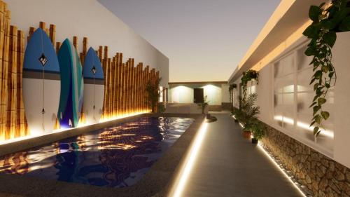 - une piscine dans une chambre avec des planches de surf sur le mur dans l'établissement La isla surf Camp de punta hermosa, à Punta Hermosa