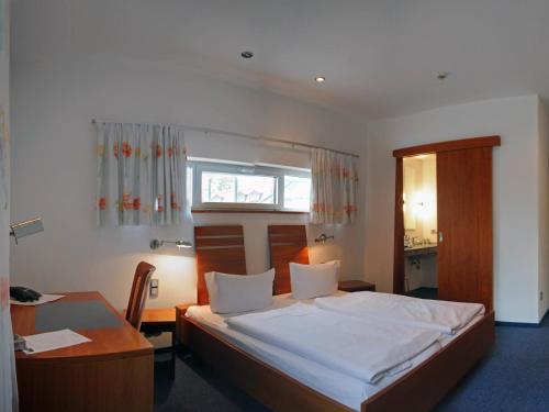 Кровать или кровати в номере Hotel-Restaurant Thomsen