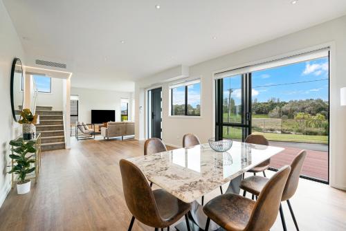 TV a/nebo společenská místnost v ubytování Luxury Sun Soaked Devonport Waterfront 4BR Home
