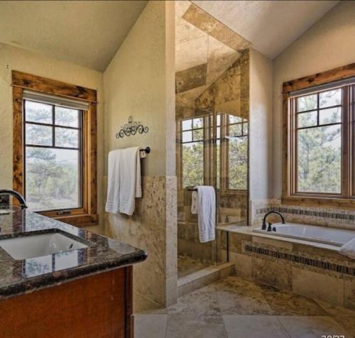 baño grande con bañera grande y lavamanos en Beautiful Red Feather Lakefront Home in Fox Acres!, en Red Feather Lakes
