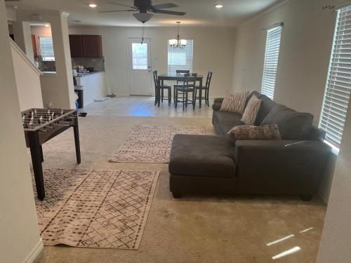 een woonkamer met een bank en een tafel bij Spacious Room for Rent: Conveniently Located near Highway 1604! in San Antonio