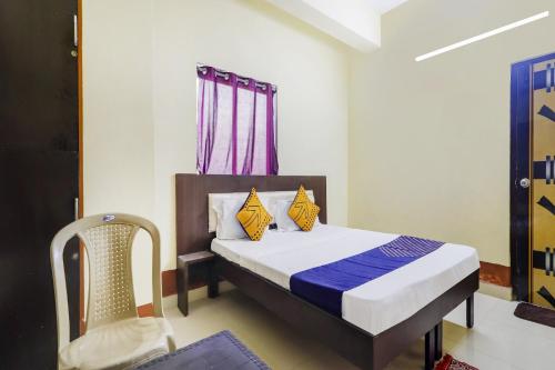 Кровать или кровати в номере OYO Hotel Srinidhi Inn Near Bharat Nagar Metro Station