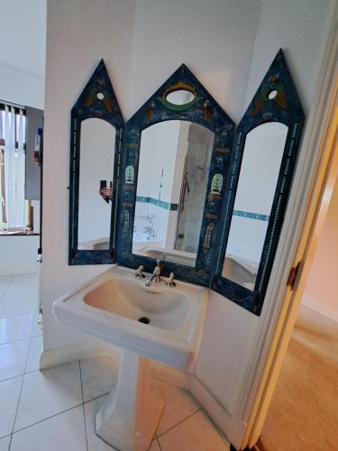 uma casa de banho com um lavatório e um espelho em House in the countryside em Cork