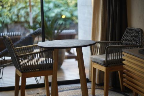 a table and two chairs sitting next to a table at El Lugar del que te hable Hotel Boutique in Valle de Bravo