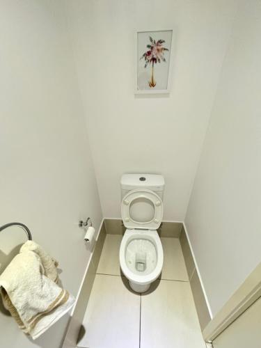 Kylpyhuone majoituspaikassa Minimalist room in Bonython Not Entire Unit
