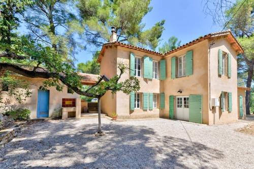 ein großes Haus mit einem Baum davor in der Unterkunft Pinède house furnished in Aix-en-Provence