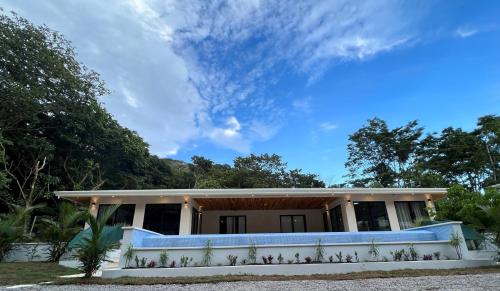 una casa con techo azul en Villa Estrella Pavones en Pavones