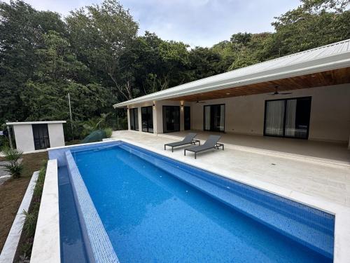 una piscina frente a una casa en Villa Estrella Pavones en Pavones