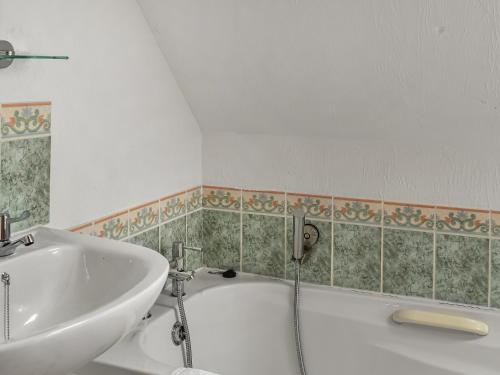 La salle de bains est pourvue d'une baignoire blanche et d'un lavabo. dans l'établissement The Dairy - Uk46188, à St Margarets at Cliff